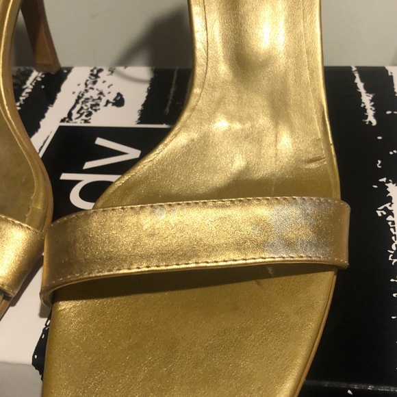 Bruno Valenti Metallic Gold Leather Sandals - Picture 3 of 7